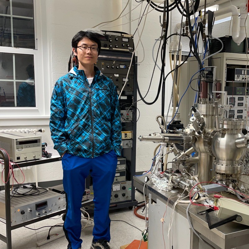 Richard Yuchen Niu in the UHV surface-science laboratory
